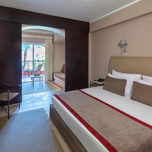 Deluxe Family Room with Pool View Free Pickup